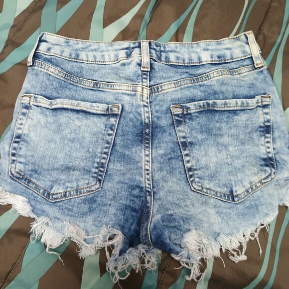 Itsy bitsy teenie weenie denim shorts w/spandex. Size: 26 Forever 21      (0859) - Picture 2 of 5